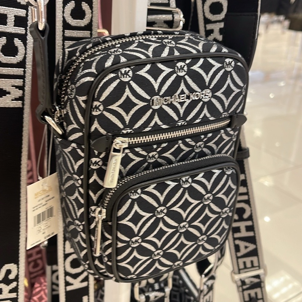 Michael Kors Jet Set Medium Signature Logo Crossbody Bag
Black /Silver Jacquard - Picture 15 of 16